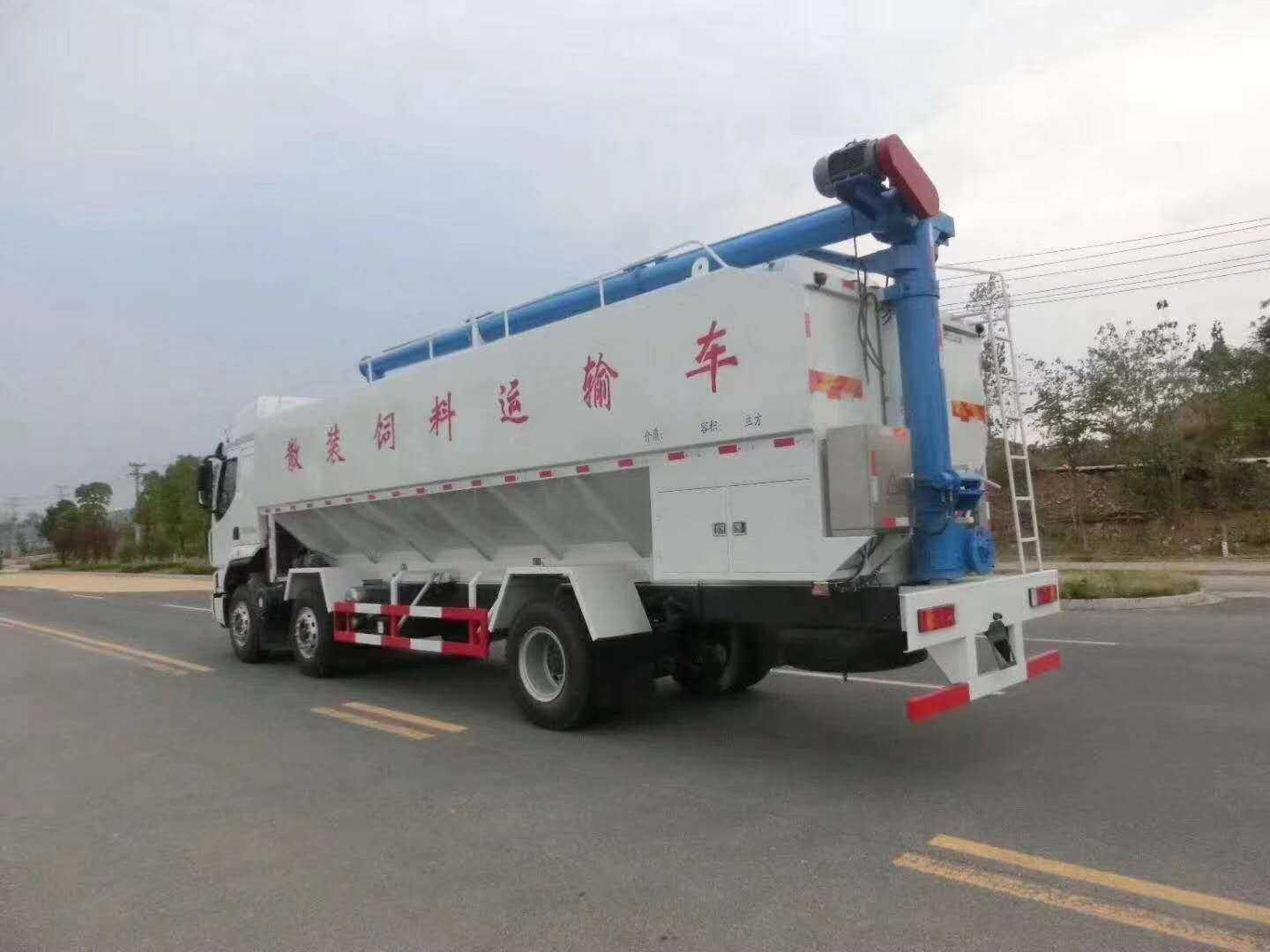 國六東風(fēng)柳汽小三軸散裝飼料運(yùn)輸車圖片